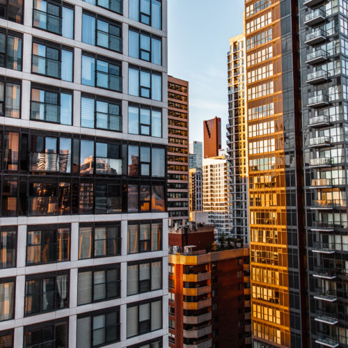 Investir em imóveis residenciais ou comerciais